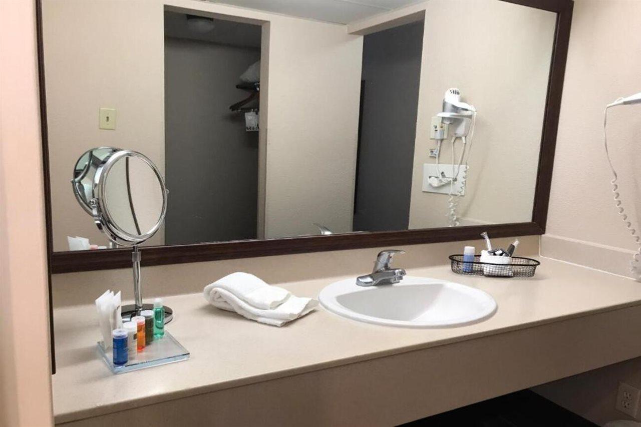 Radisson Hotel Louisville North جافرسونزفيل الغرفة الصورة