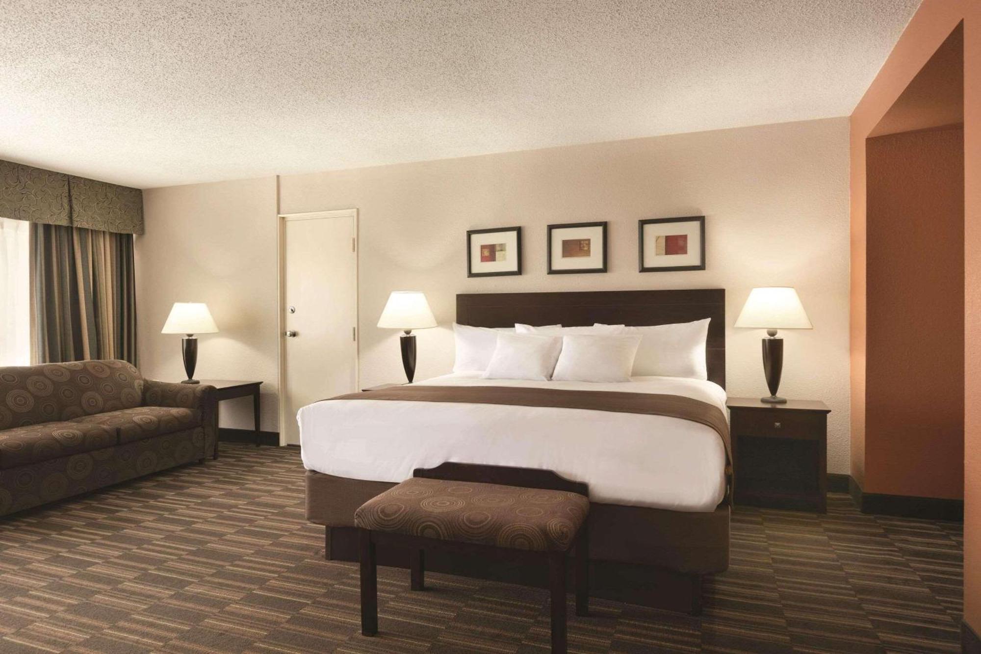 Radisson Hotel Louisville North جافرسونزفيل المظهر الخارجي الصورة