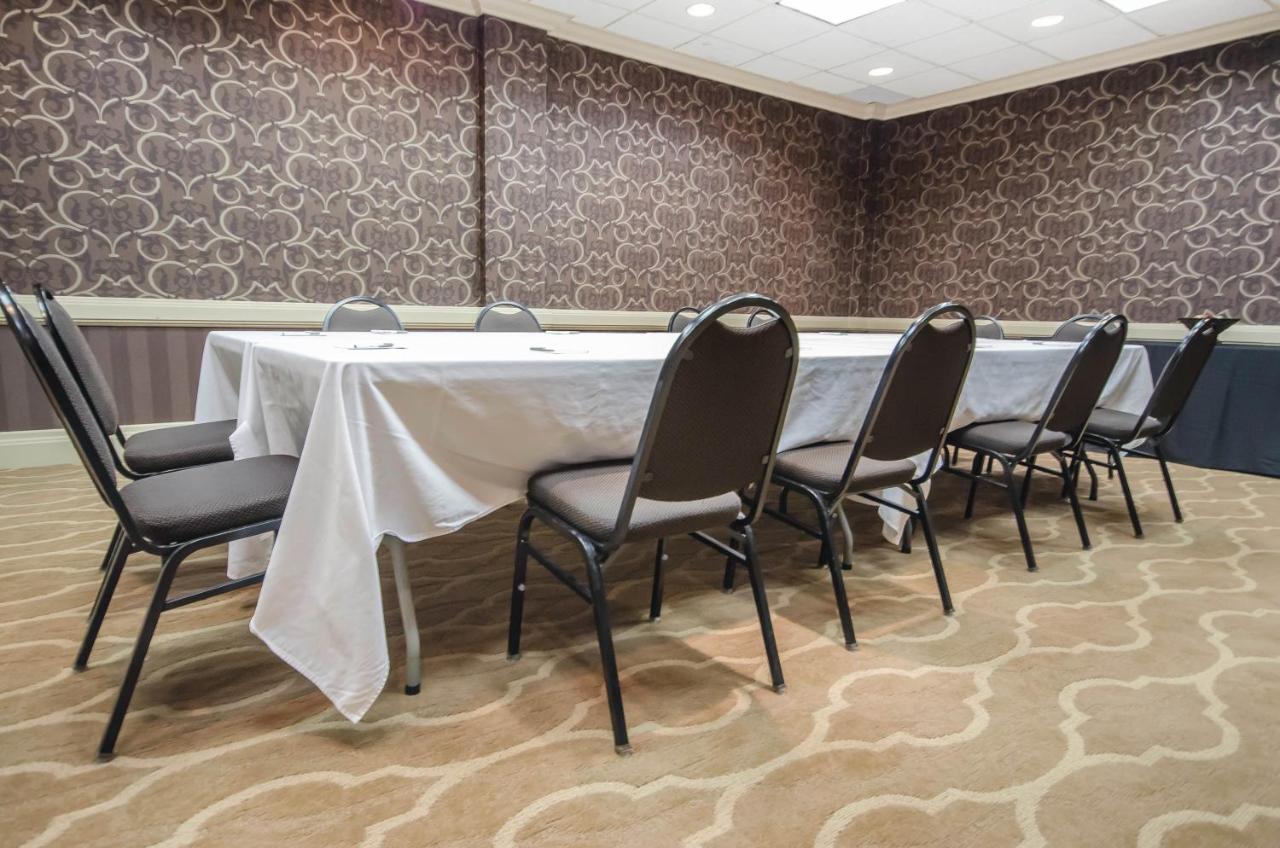 Radisson Hotel Louisville North جافرسونزفيل الاعمال الصورة
